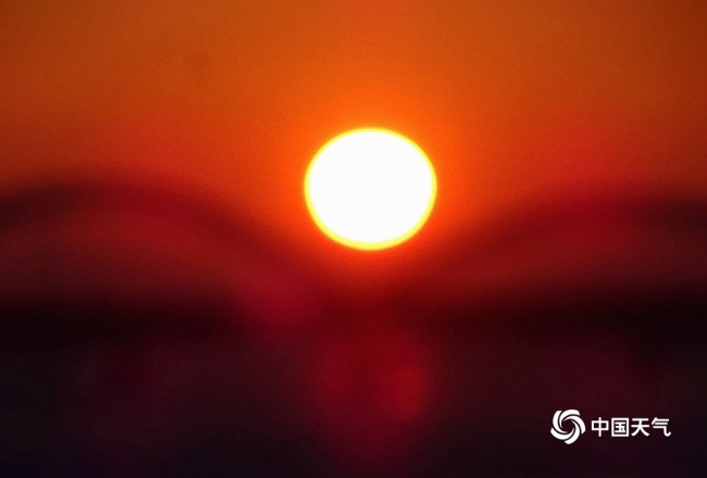黑龙江哈尔滨：松花江被夕阳染成一幅金色画卷