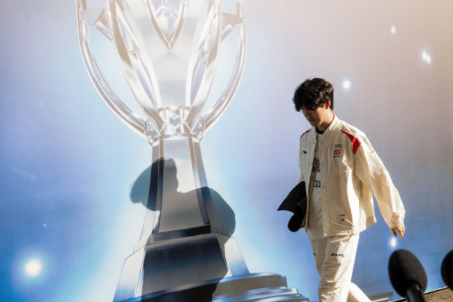 theshy为决赛输给t1道歉采访首谈退役问题休不休息还要考虑