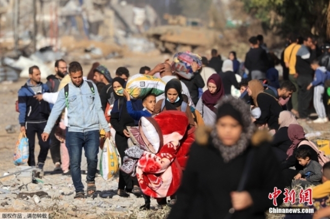 当地时间11月19日，加沙地带南部Zeitoun地区的民众迁移躲避战火。