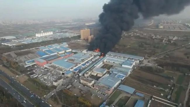 郑州中牟县一润滑油公司储罐着火 多部门介入