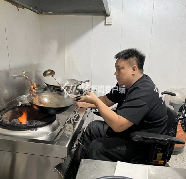 唐山瘫痪男子自强乐观，9年来坐轮椅炒菜