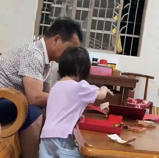 孙女陪爷爷数钱淘气的光明正大偷拿