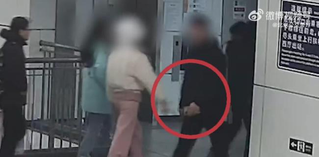 女子怀疑地铁有人抢手机警方查明系误会