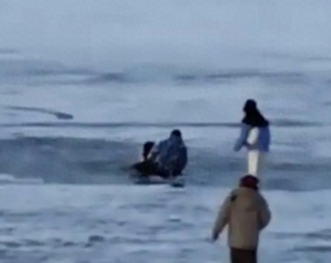 司机载乘客冰面漂移 双双坠入江底 幸得目击者及时救援