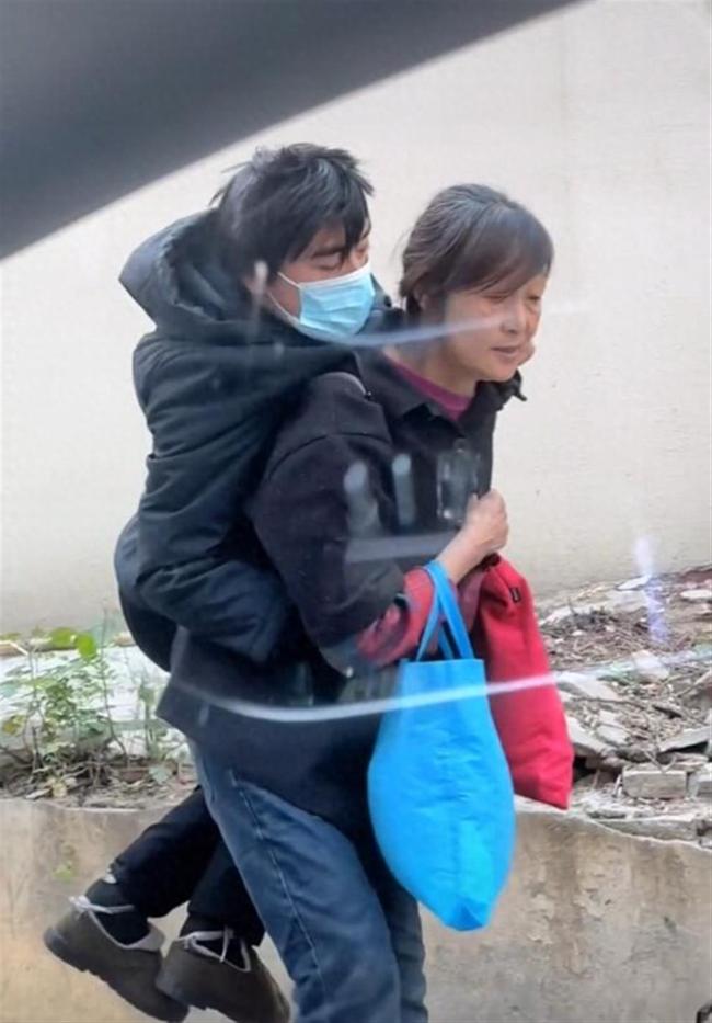 官方回应女子背着男子在南京艰难行走：将寻找二人提供帮助