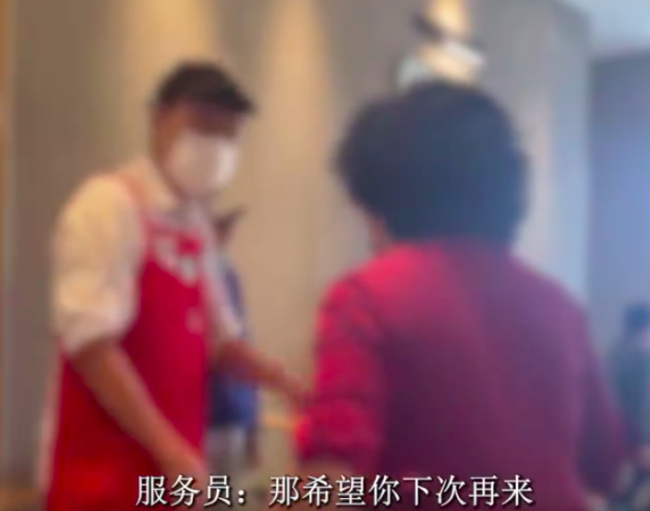 女子不满外卖员进星巴克,要求店员把外卖小哥赶走