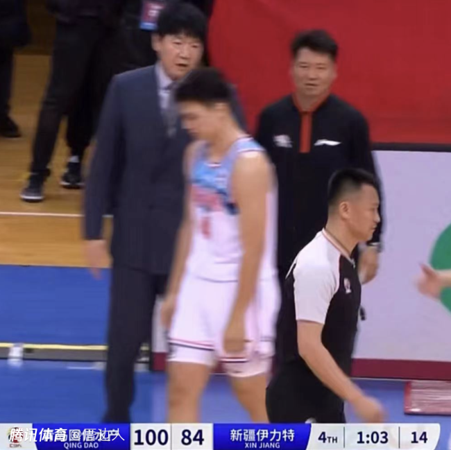 中国篮球闹剧!新疆全队找裁判说理 主帅回应罚球12-36:我见识少 需要去提高自己