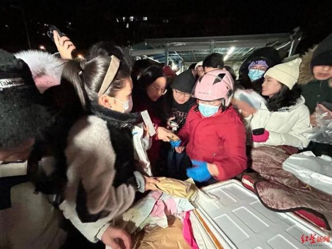 被清华北大学子争抢，“鹅腿阿姨”爆火后回应：不喜欢“走红”，想平平静静