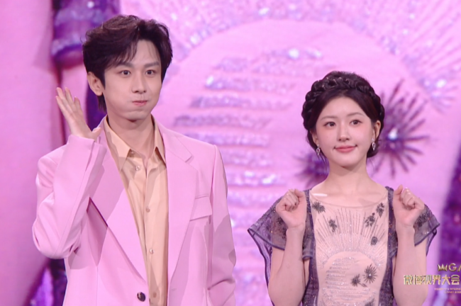 微光盛典尴尬场面：成毅和礼仪小姐互请下班 笑料太多宛如综艺节目