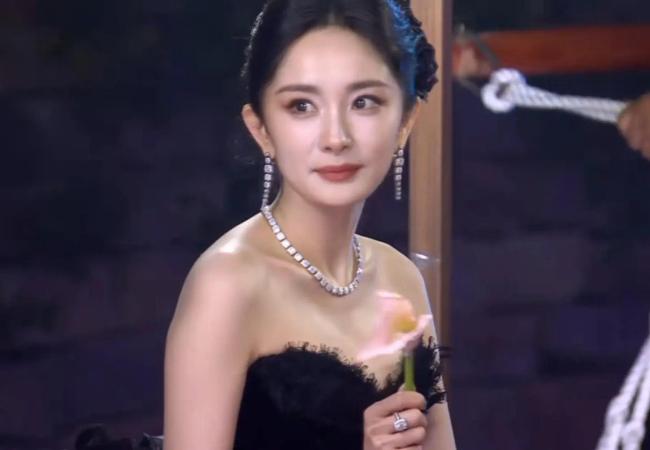 网友吐槽GQ为什么没有主持人 出场设计糟糕透顶成史上最尴尬红毯