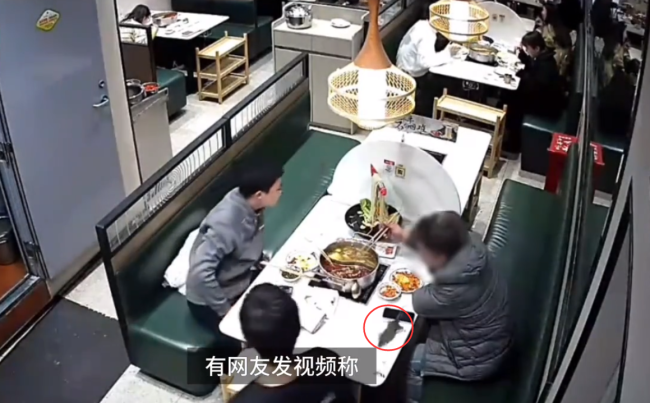 男子吃火锅被“天降”老鼠抓破头，义乌市场监管部门介入调查