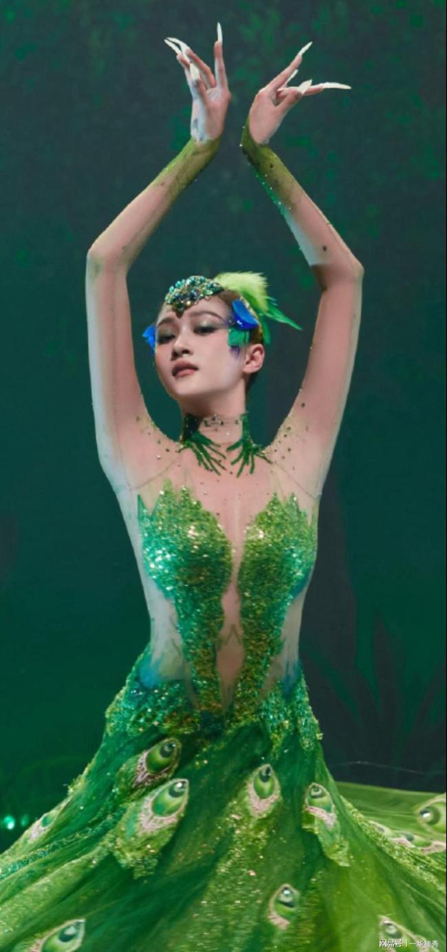 杨丽萍点赞关晓彤孔雀舞 《王牌》上再次回应演出争议