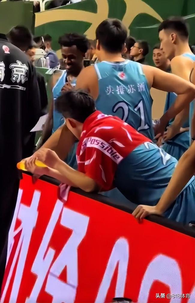 狗粮!女篮第一美女卓识助阵男友林葳，与葳少庆祝自己20岁生日