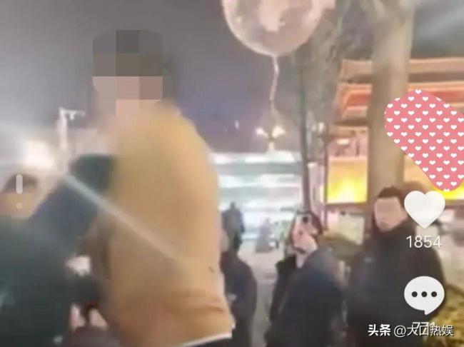 醉酒男子当街非礼女孩后打人大喊“我错了吗？” 警方：已移交上级处理