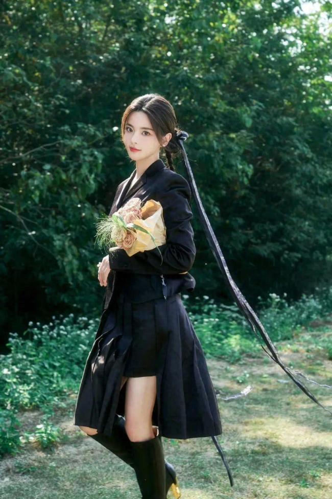 杨超越cos美少女战士水冰月上热搜!不愧是漫画脸,可盐可甜!