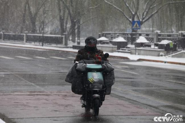 北京迎来大范围强降雪 市民雪中出行
