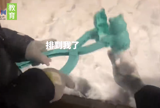 男孩做雪熊大学生排队领取，给小孩哥累坏了