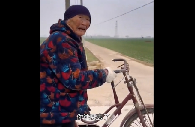 90岁老人迷路 小伙主动送其回家