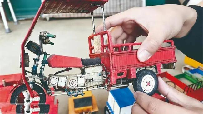 父亲骄傲展示30岁智力障碍儿子手工作品