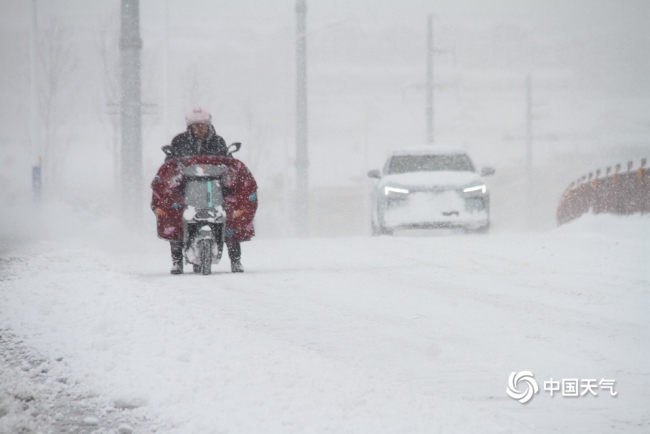 山东威海风雪交加 道路积雪结冰市民艰难出行