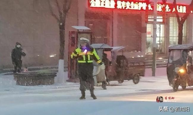 咸阳交警：风雪寒，心中暖，平安路上，风雪中他们守护你前行的路！