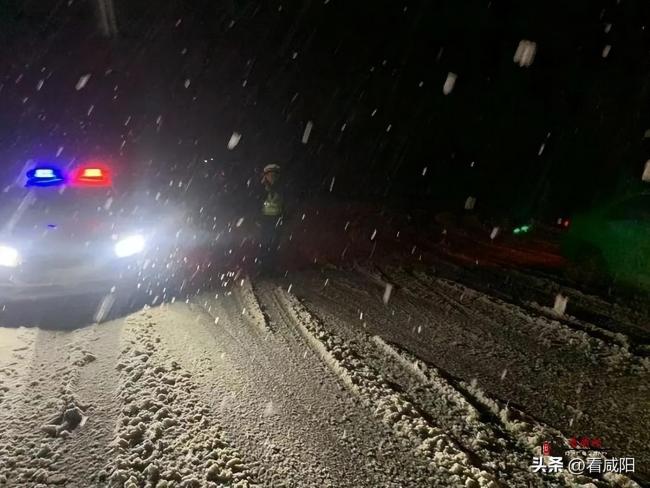 咸阳交警：风雪寒，心中暖，平安路上，风雪中他们守护你前行的路！