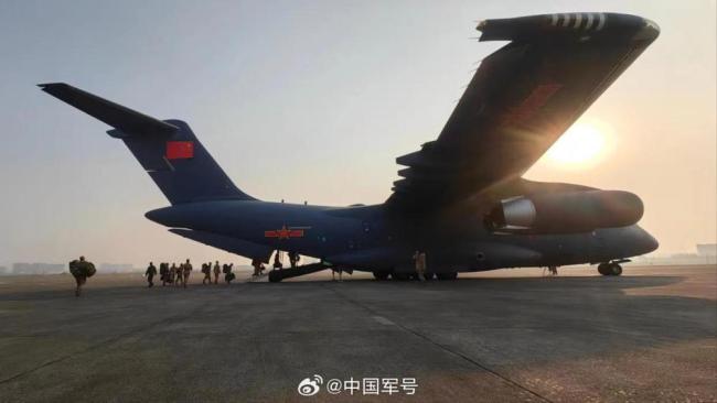 空军运-20抵达甘肃 开展抗震救灾工作