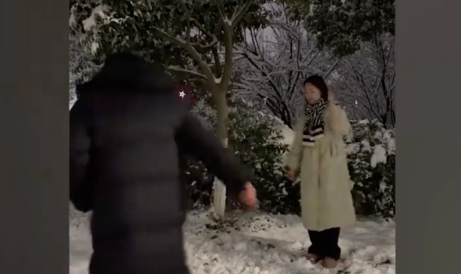 男生踢树拍落雪视频时向女友求婚
