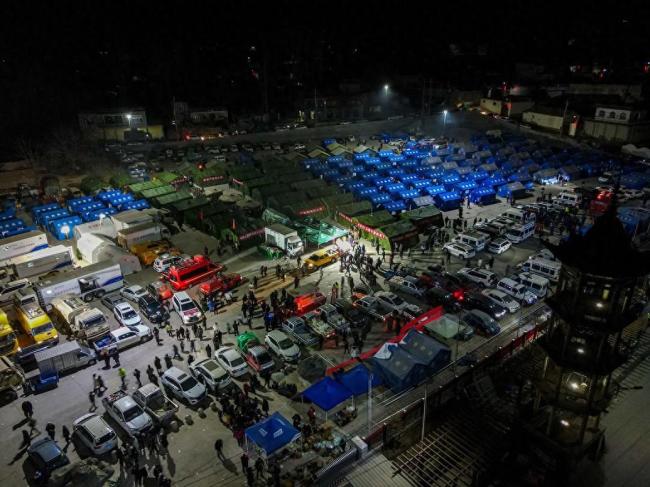 航拍零下14℃的灾后安置点 受灾群众如何度过震后第一夜？