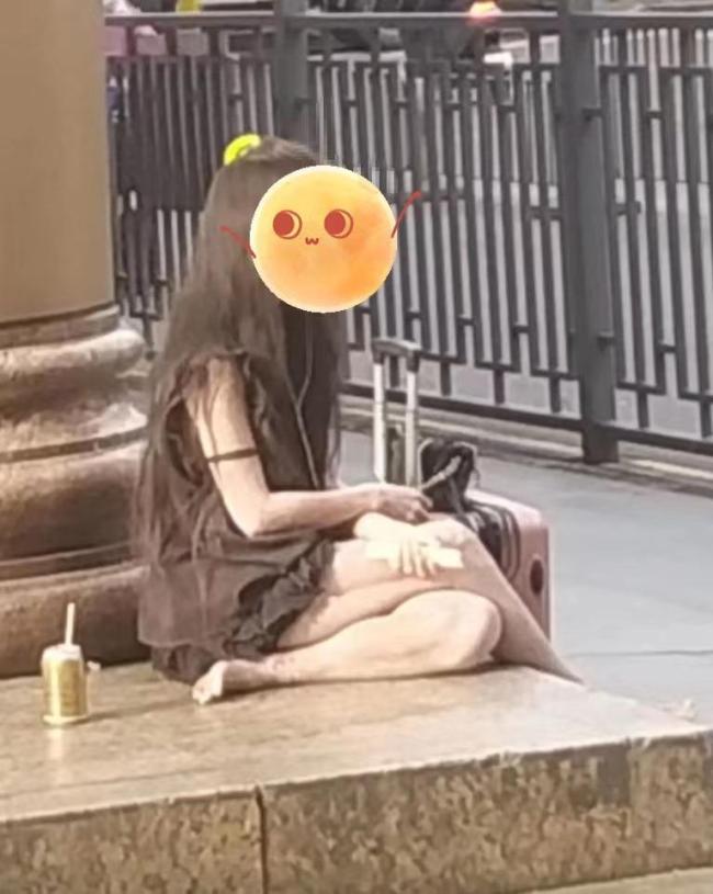 深圳一女孩被发现街头流浪多日，衣着单薄牙齿脱落