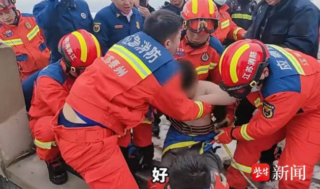 男孩在天台打雪仗失足坠落6米多深的两楼间隙，消防人员紧急救援