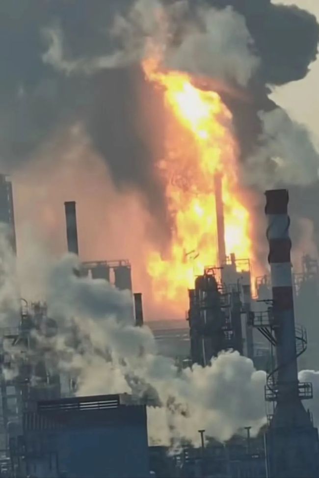 山东淄博一化工厂发生起火爆炸 巨大火球腾空而起