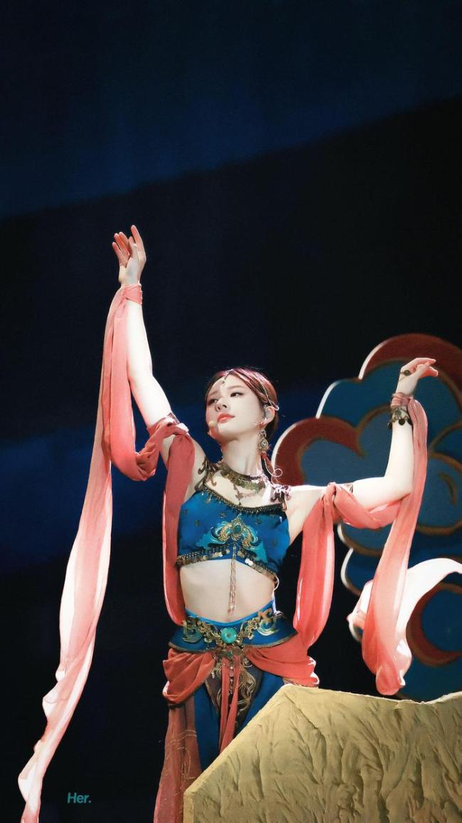 赵露思湖南卫视2024跨年晚会 敦煌神女造型太美了