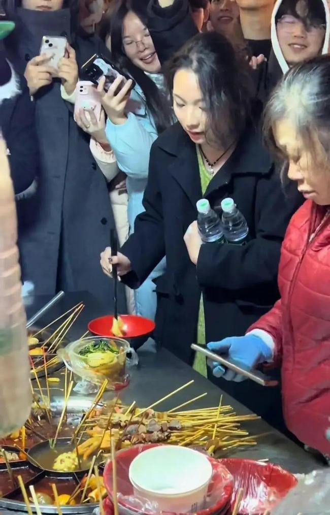 长沙跨年夜惊现106元麻辣烫，女生现场对账，摊主无奈退款
