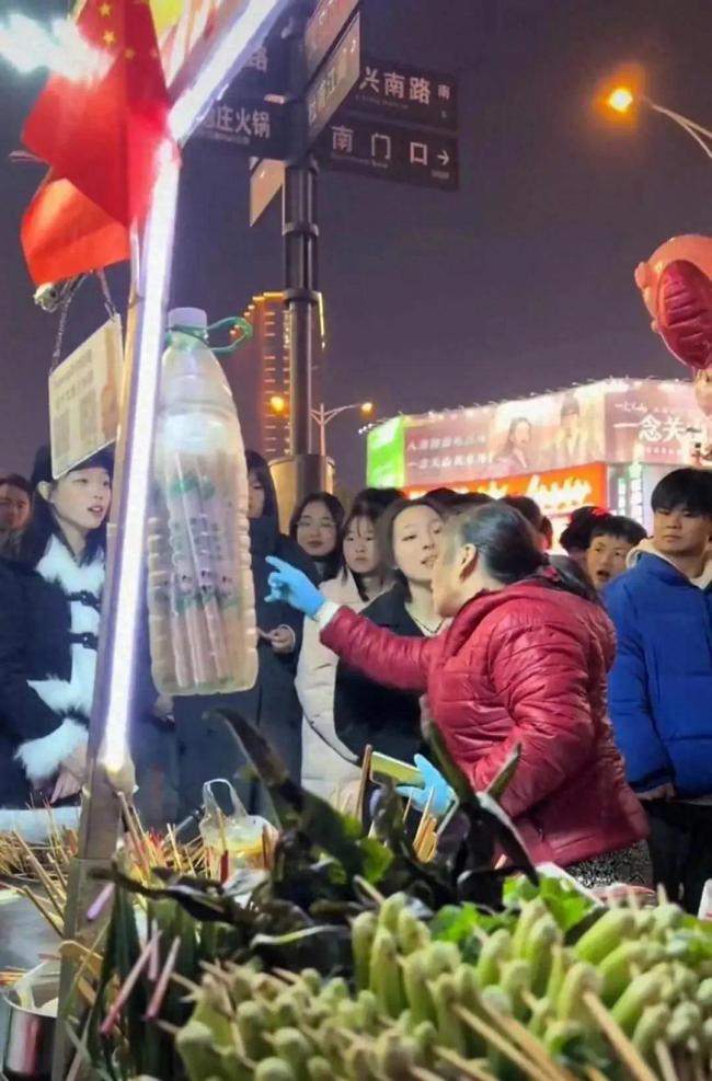 长沙跨年夜惊现106元麻辣烫，女生现场对账，摊主无奈退款