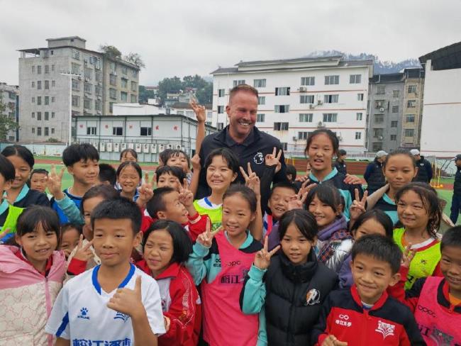 穿山跨海！英超“村超”的双向奔赴