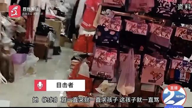 母亲给女儿下跪劝其好好学习 目击者：孩子边走边骂，母亲就跪着追