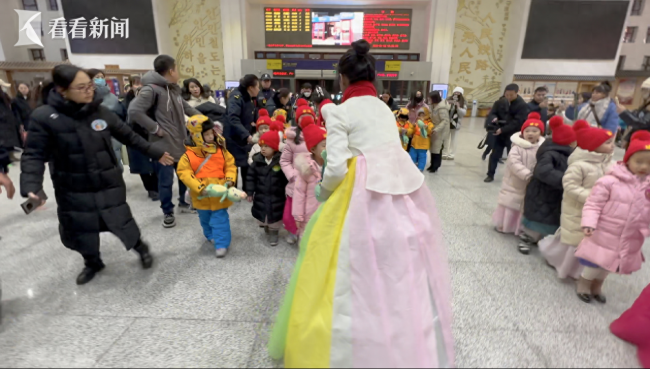 “小砂糖橘”穿民俗服饰制作花糕 品尝特色美食，体验民俗文化