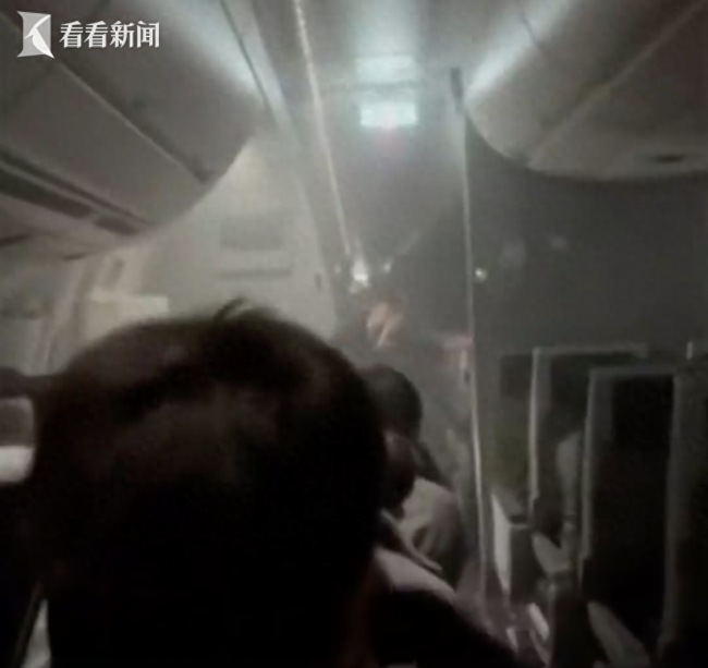 日航撞机事故后机长最后一个逃生，有乘客抢拿行李！