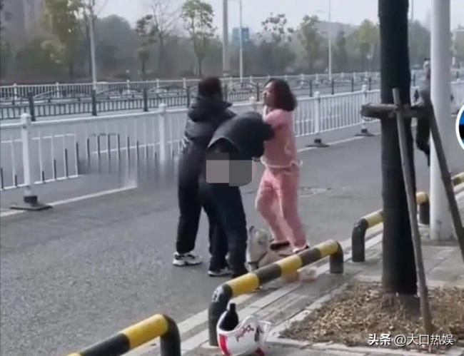 曝母女逆行还殴打外卖员 拉架人惨遭毒手，被人打掉4颗门牙