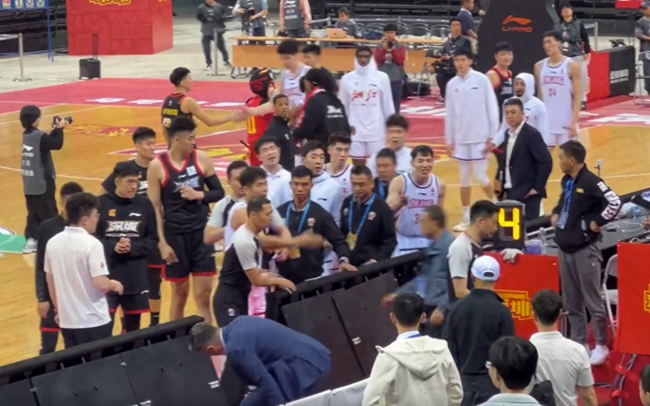 浙江队球员赛后围住记录台抗议，因王奕博与裁判交涉时受到不文明言语攻击