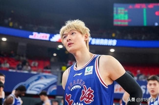 抗议！任骏威夺权王哲林申请6犯离场，回更衣室被同曦球迷一路大骂，网友：“球品真差，输球又输人”