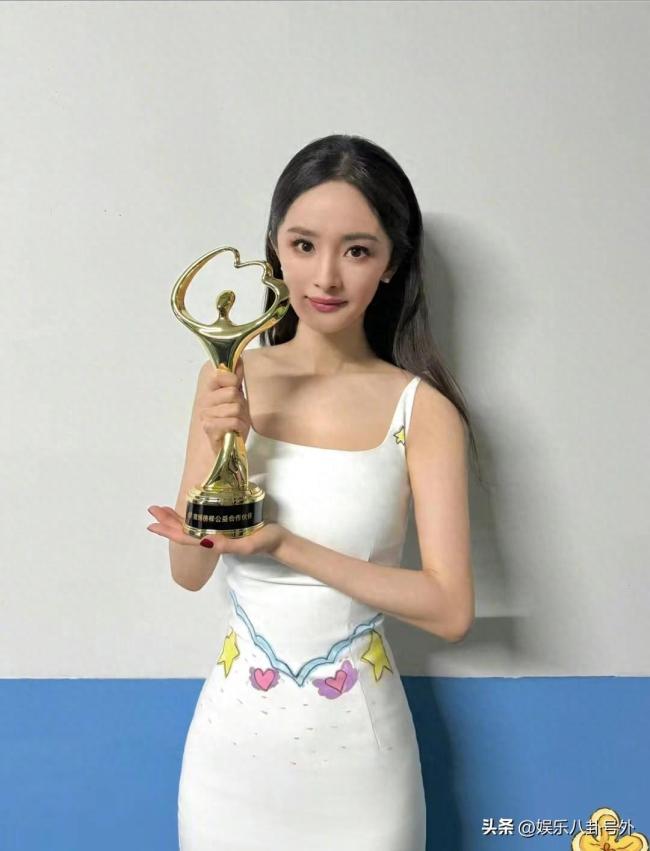 杨幂穿的裙子是孤独症儿童画的 走上微博之夜，给她点赞