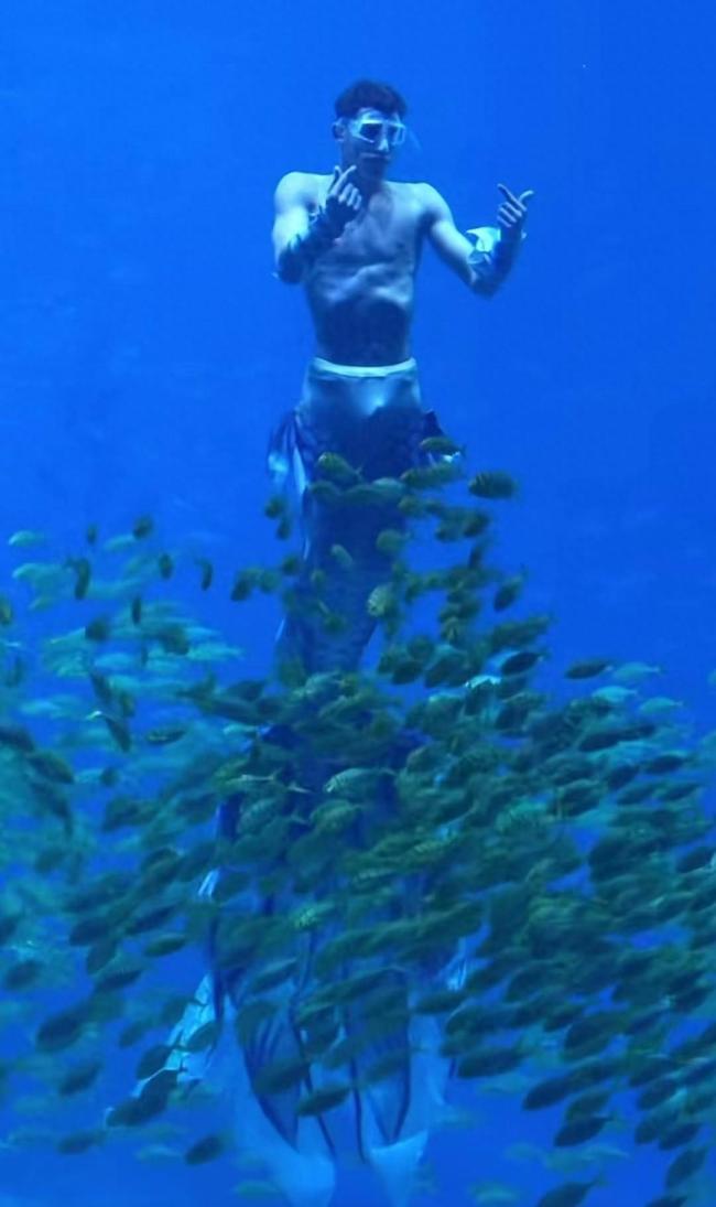 长沙外籍男性美人鱼火“出圈” 网友：尔滨，对不起，我要去看“美男鱼”