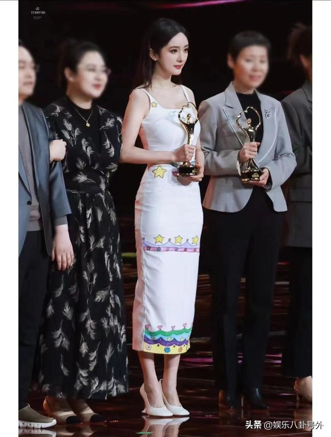 杨幂穿的裙子是孤独症儿童画的 走上微博之夜，给她点赞