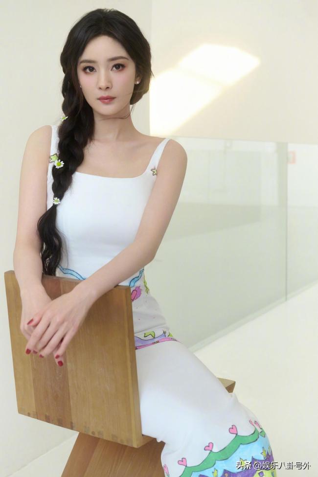 杨幂穿的裙子是孤独症儿童画的走上微博之夜给她点赞