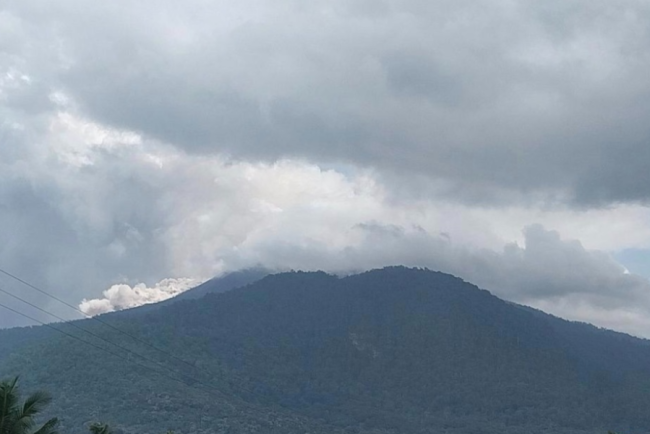 印尼勒沃托比火山喷发