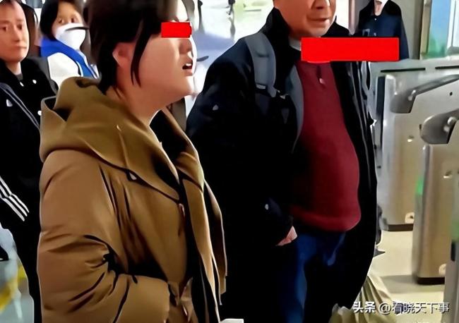男女在车站“亲热”太投入误了车，发飙怒怼检票员：不想干滚蛋！