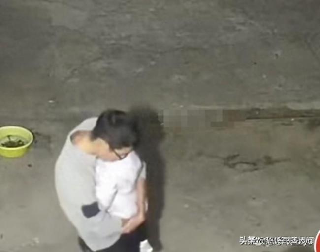 1岁女儿离世爸爸抱着不撒手 一个动作破防