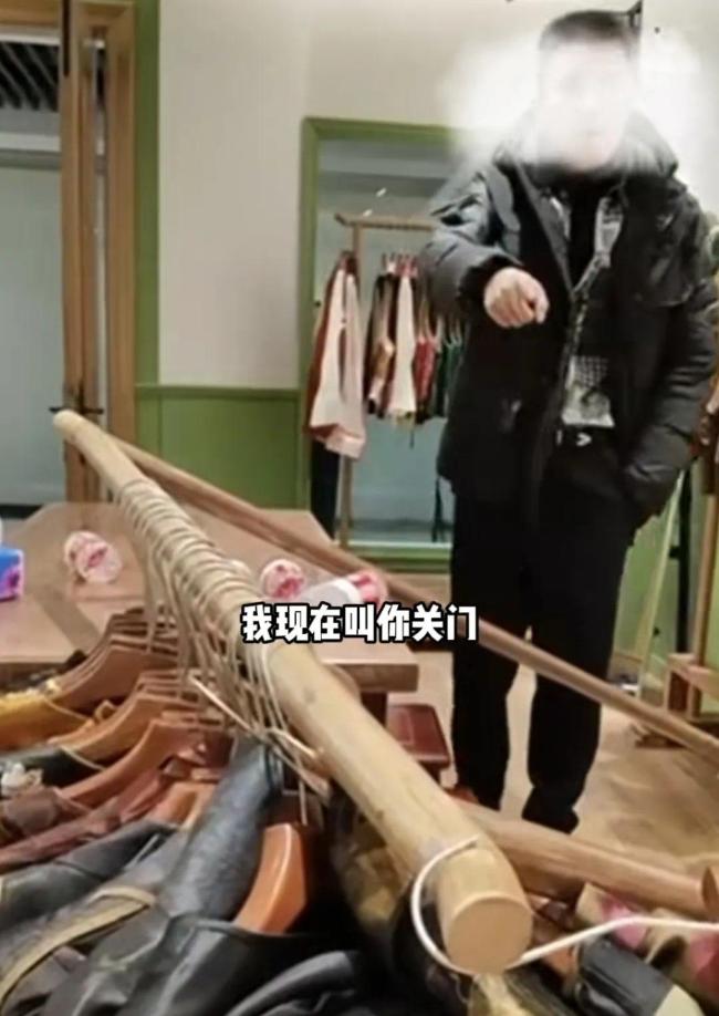 服装店刚开业遭陌生男子打砸威胁 推搡掌掴很嚣张